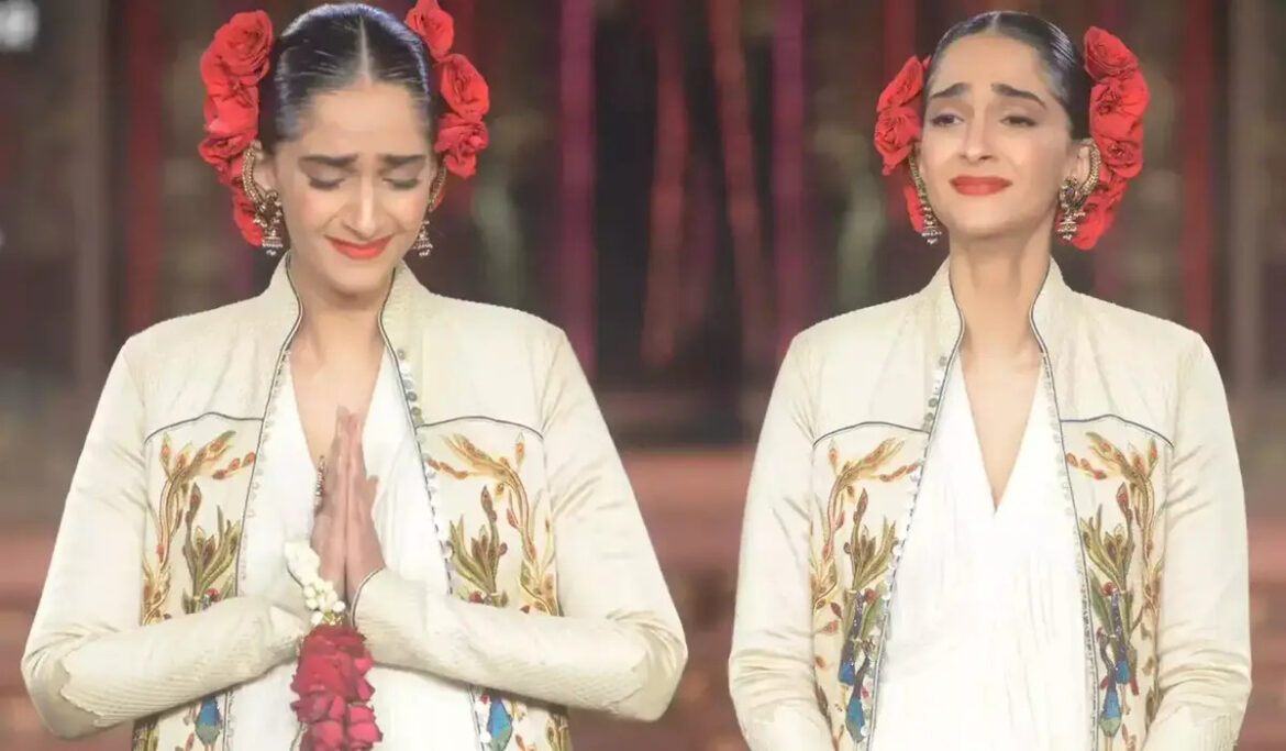 Sonam Kapoor ने Rohit Bal को किया याद, रैंप वॉक के दौरान हुईं भावुक