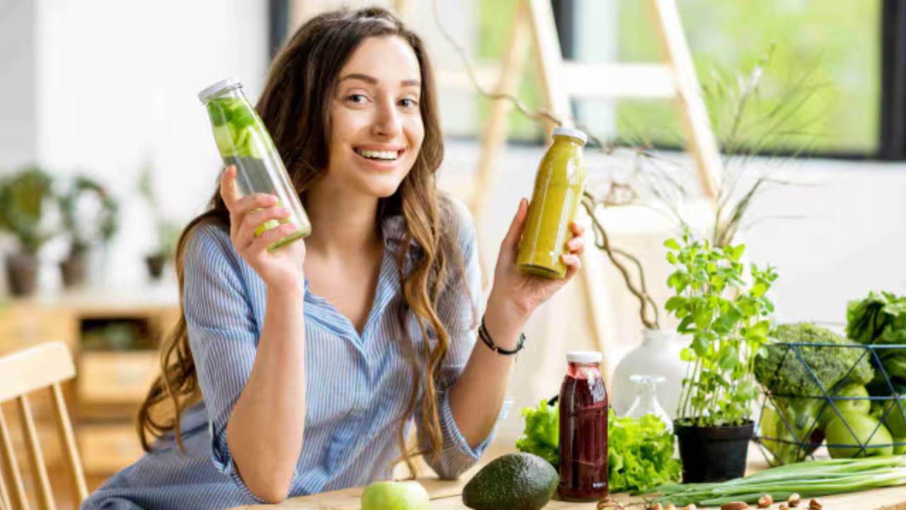 Detox Body After Holi: होली के बाद शरीर को कैसे करें साफ? अपनाएं ये आसान डिटॉक्स टिप्स